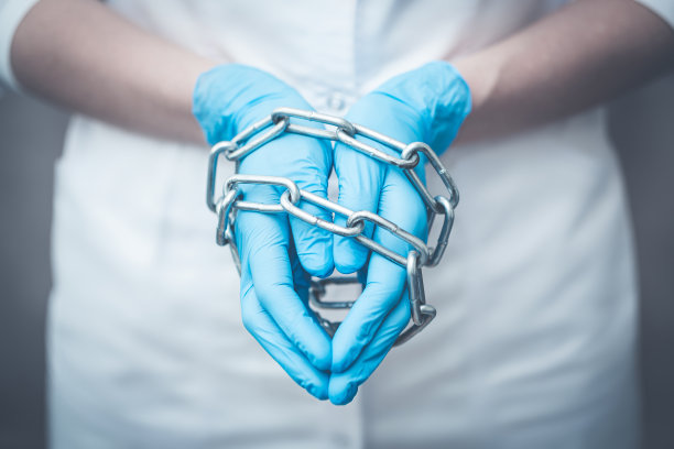 无助的医生。不可能治疗的概念。图片下载