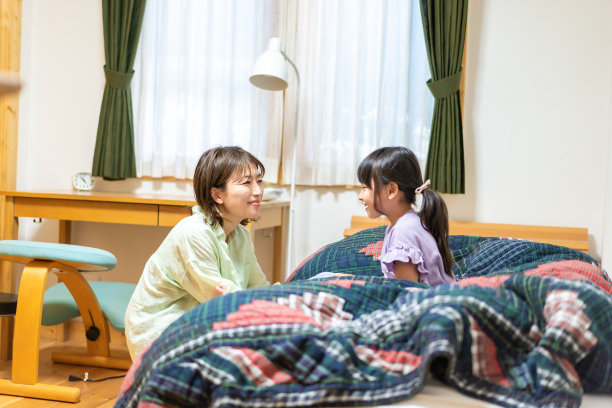 母亲和女孩在孩子们的房间里聊天图片下载