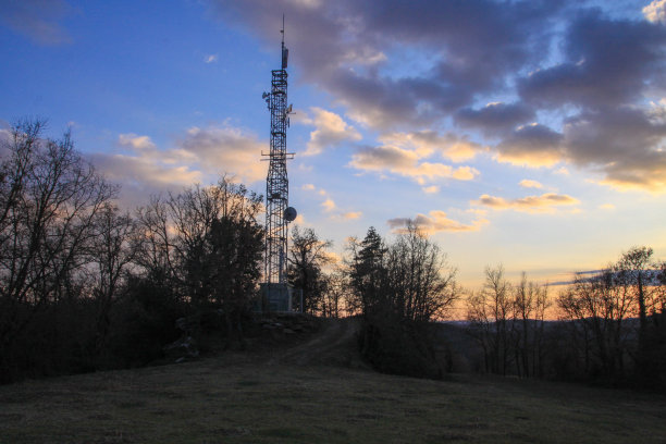 带有移动信号天线的电信塔图片下载