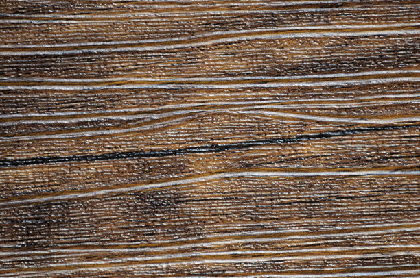 胡桃木，深褐色的天然木材表面带有粗糙的打磨痕迹。图片下载