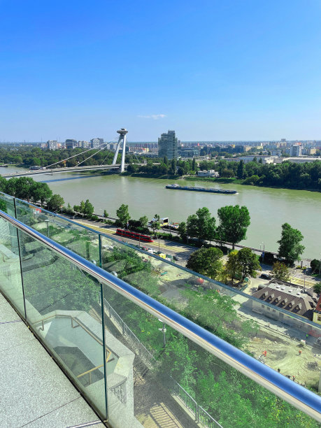 布拉迪斯拉发，斯洛伐克首都，SNP桥，多瑙河图片下载