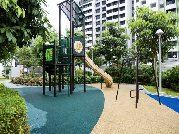 住宅区儿童的公共游乐场图片下载