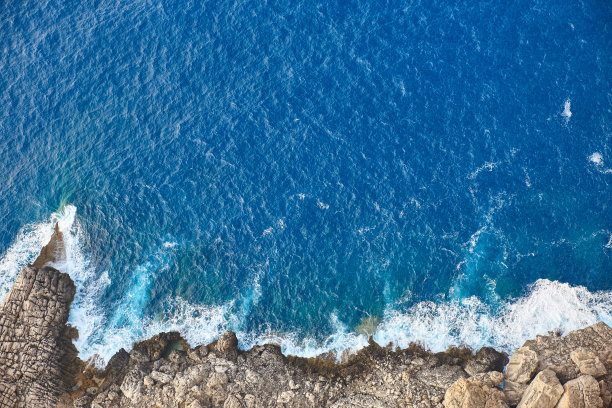 从西班牙马略卡岛俯瞰地中海岩石海岸图片下载
