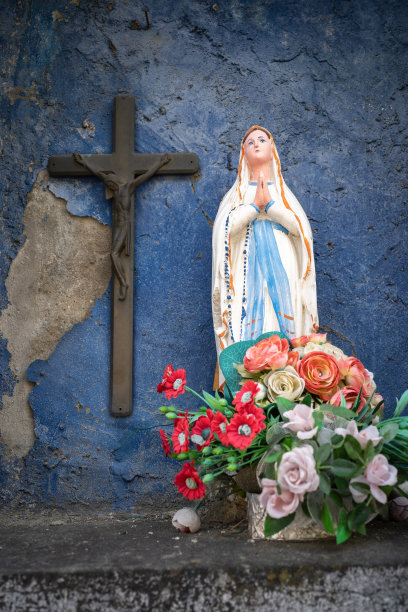 意大利托斯卡纳小教堂里的圣母玛利亚雕像图片下载