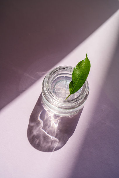 透明的凝胶在淡紫色背景的罐子里。图片下载