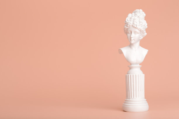 白色石膏女人雕像与粉彩米色背景复制空间图片下载