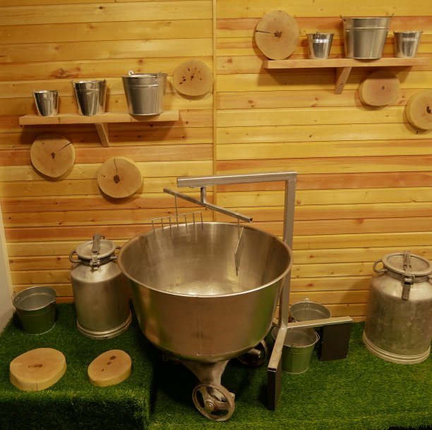 古老的牛奶加工技术。乳制品生产设备。金属桶，罐头，分离器。图片下载