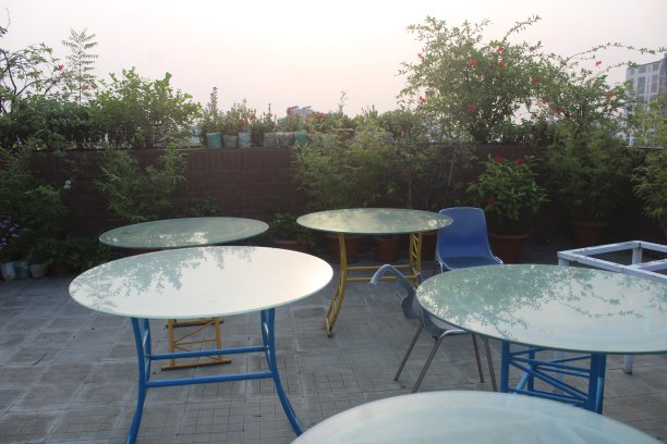 新冠肺炎疫情期间，屋顶餐厅空无一人图片下载