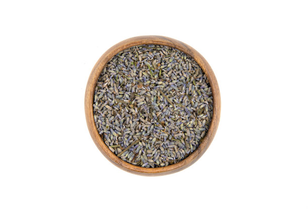 干燥或干燥的薰衣草花在木碗上孤立在白色的背景上图片下载