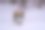 雪地背景上的玩具天使。图片下载