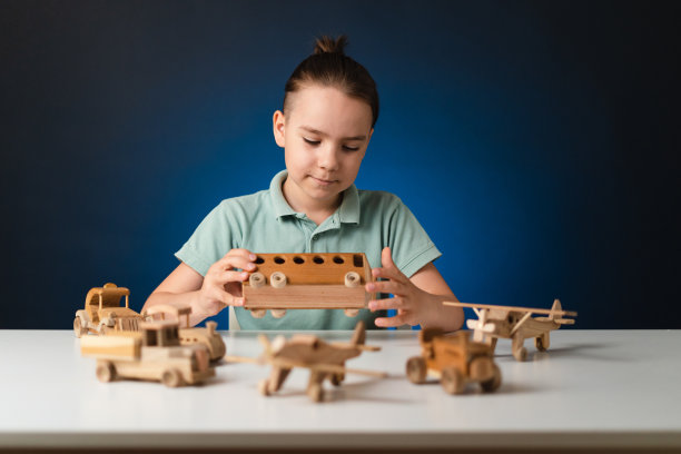 可爱的白人小孩在桌上玩木制玩具图片下载