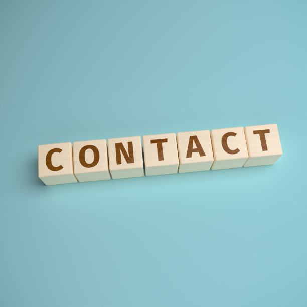 contact这个词是由木制立方体上的字母组成的。带有复制空间的高角度视图图片下载