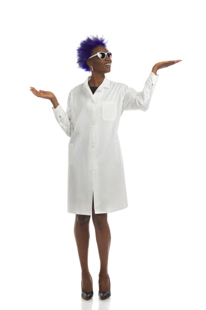 一位穿着白大褂的非裔美国妇女举起双臂站在那里比较什么东西图片下载