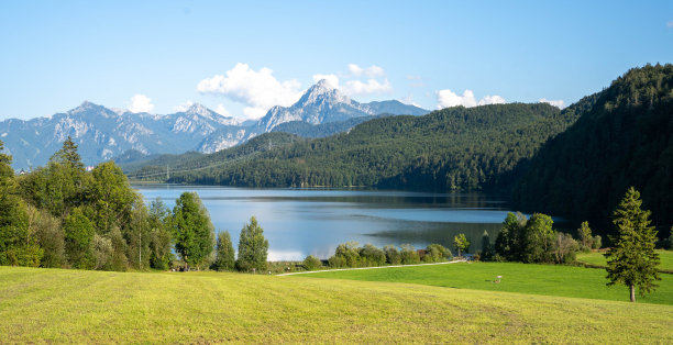 巴伐利亚湖，靠近阿尔卑斯山图片下载
