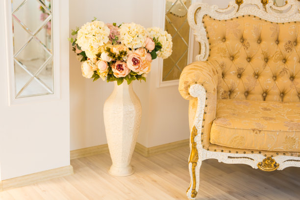 经典的客厅内饰，沙发和大花瓶图片下载