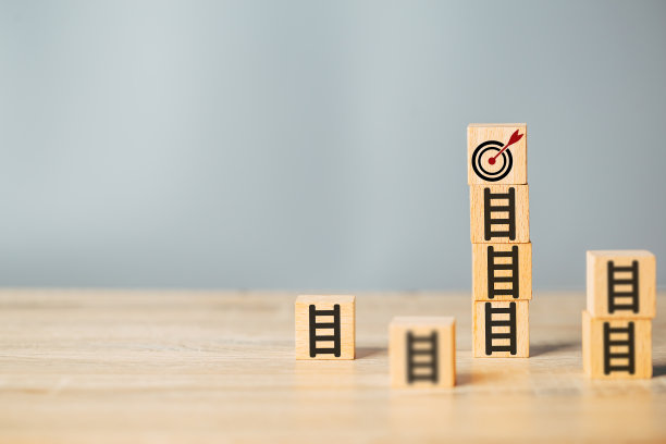 靶心是商业的目标。目标板上向上的箭头，打印屏幕上的木方块，企业业绩目标目标概念。图片下载