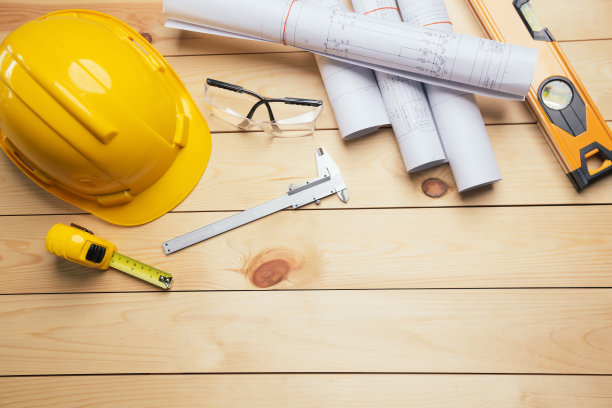 安全工作。标准施工现场防护设备，顶视图木制背景，平铺，复制空间，安全第一的理念。图片下载