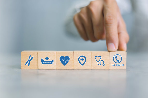 手工整理带有医疗保健图标的木块。健康保险的概念。图片下载