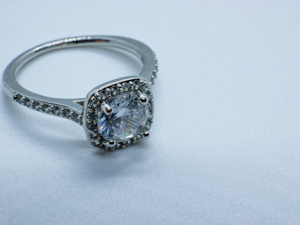 微距特写照片银钻石结婚戒指图片下载