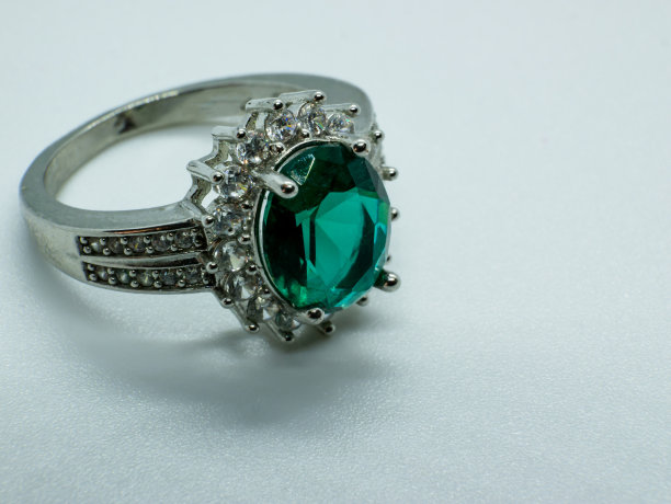 宝石戒指，绿宝石镶嵌。白色背景图片下载