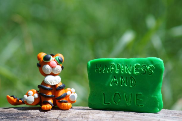 橡皮泥制成的玩具老虎特写镜头。图片下载