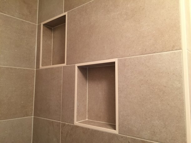 瓷砖淋浴间的凹槽图片下载