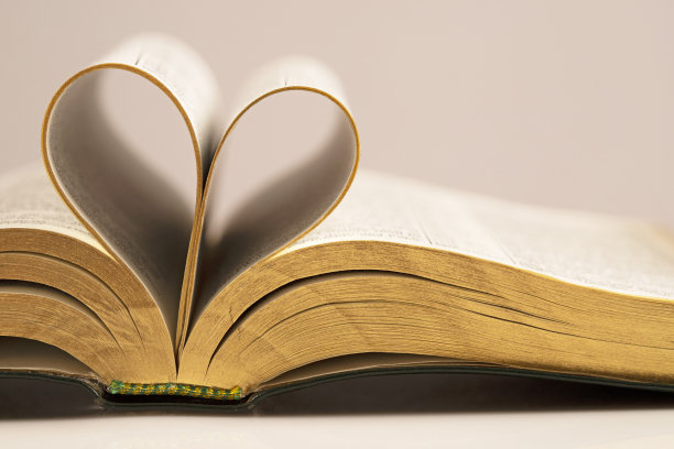 书页弯心图片下载