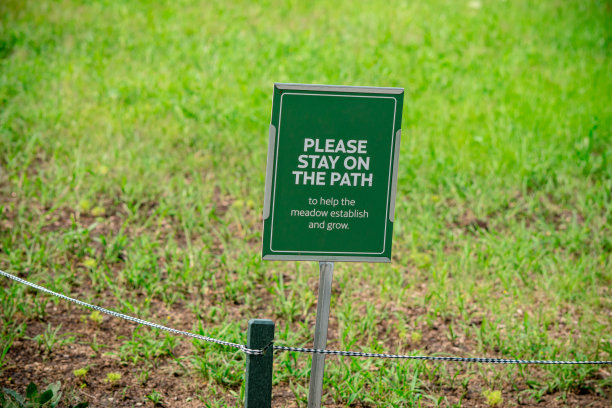 一个标志告诉客人不要践踏草坪，因为已经添加了新的种子。图片下载