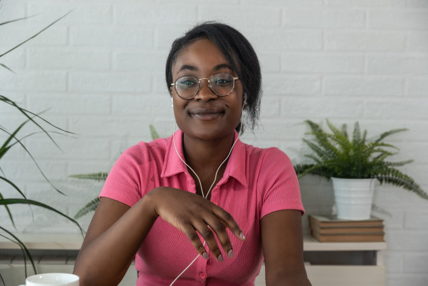 一名年轻的非洲黑人女性在视频电话面试中解释为什么她是商业公司想要招聘的工作的最佳人选，以及她的想法和解决方案图片下载