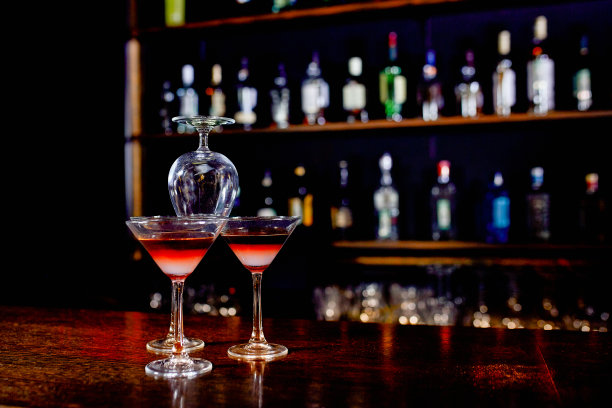 酒吧里鸡尾酒的金字塔在餐馆模糊的背景上图片下载
