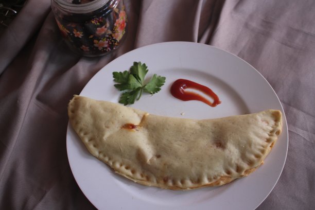 烤肉串放在白色的盘子里图片下载