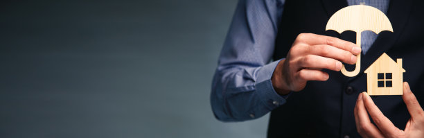 男人拿着伞和房子模型图片下载