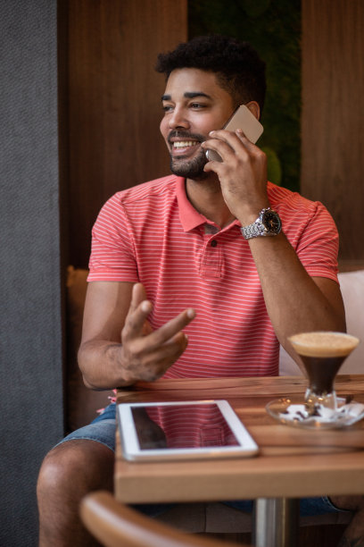 在咖啡店使用手机图片下载