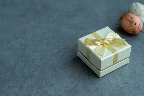 一个带着丝带的小礼品盒图片下载