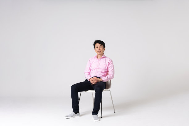 白底亚洲男士全身像图片下载