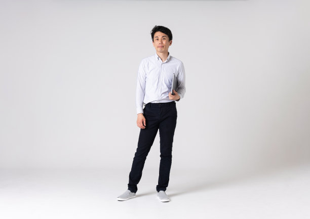 白底亚洲男士全身像图片下载