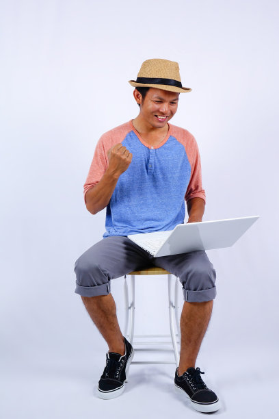 在快乐的时候使用笔记本电脑。图片下载