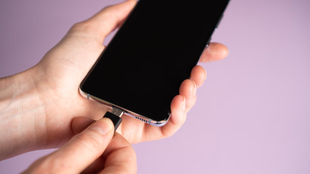 手持式c型电缆插入手机充电。智能手机电池充电。快速充电的概念。电池电量过低图片下载