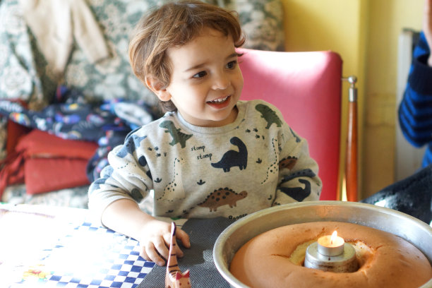 孩子吃巧克力图片下载