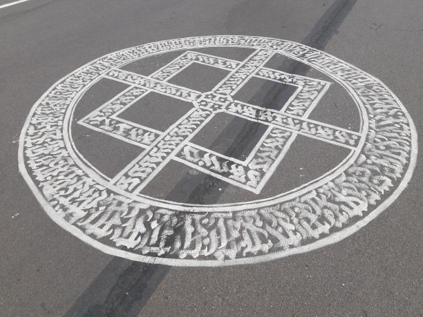 圣彼得堡北部地区滑雪道上沥青路面上的神秘标志图片下载