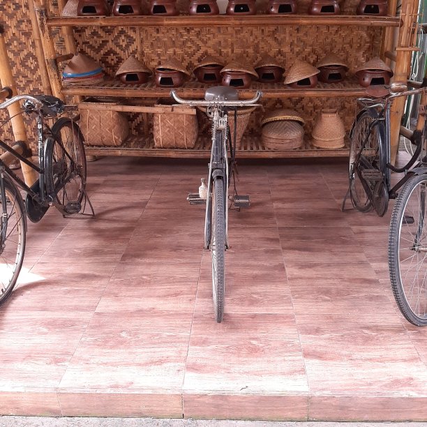 一辆旧的昂特尔自行车，用作拍照的地方图片下载