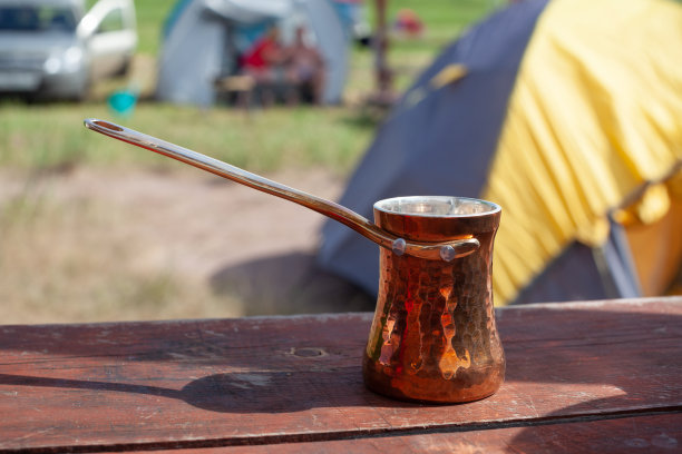 土耳其cezve铜。假期和徒步旅行的概念背景。图片下载