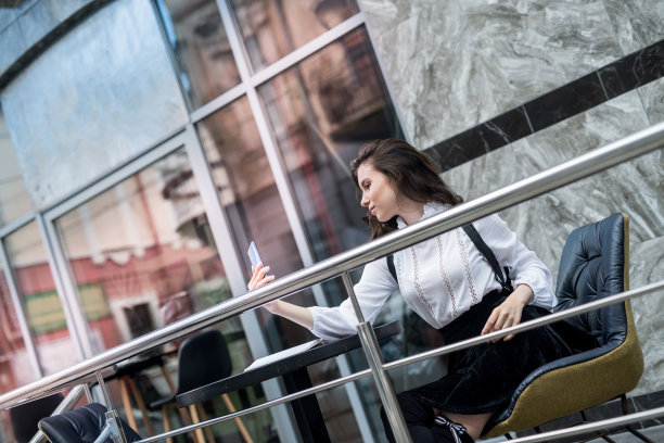 年轻漂亮的女人在市中心散步图片下载