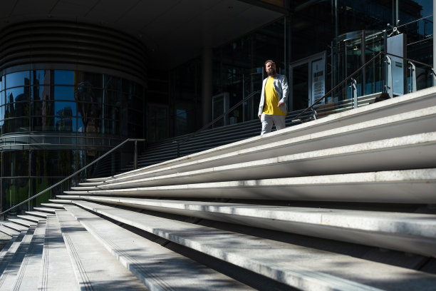 资深商人走下楼梯在城市的户外图片下载