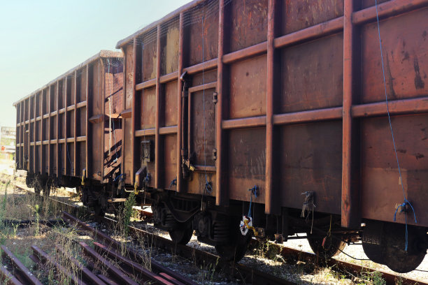 夏天，铁轨上的废弃火车车厢锈迹斑斑图片下载
