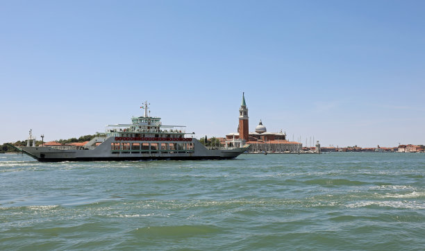 威尼斯泻湖用大型渡船在意大利威尼斯群岛之间运送汽车图片下载