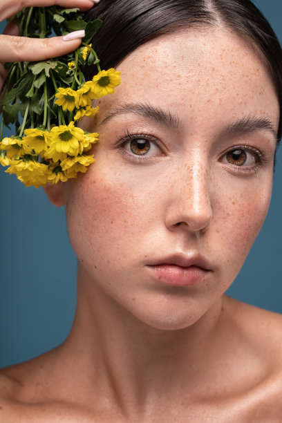 美丽的肖像年轻的瑞典自然女人脸上雀斑。女孩在看相机。图片下载