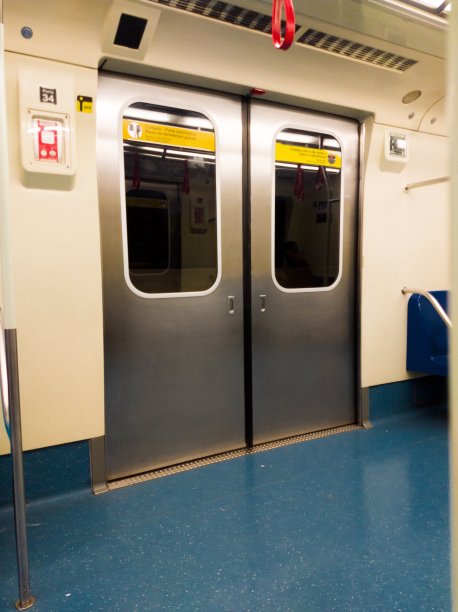 在地铁图片下载