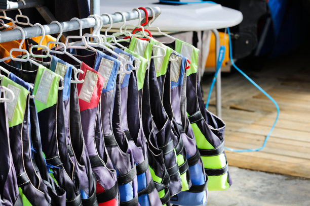 水上活动外套架上的水上救援背心图片下载