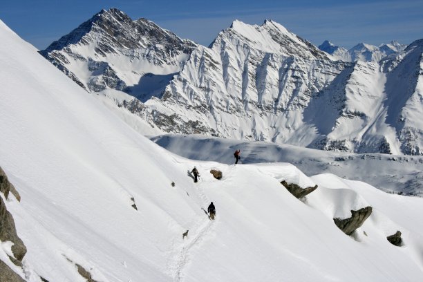意大利奥斯塔山谷的勃朗峰全景图片下载